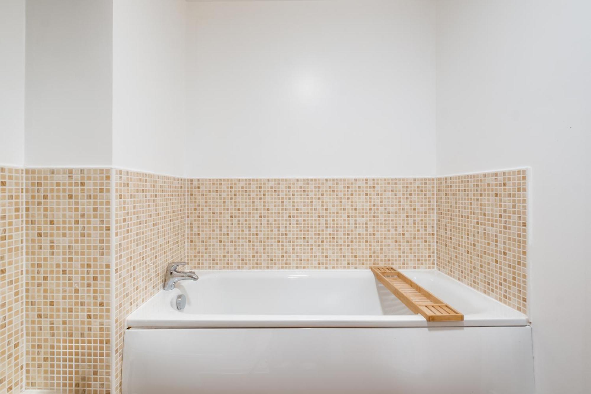 Eastern - Centre, Free Parking And Balcony Apartment *